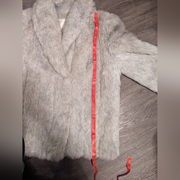 Luxurious Vintage Faux Fur Coat - Picture 10 of 10